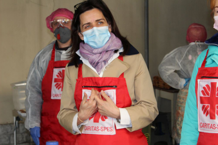 Пані Посол Канади годує київських бездомних