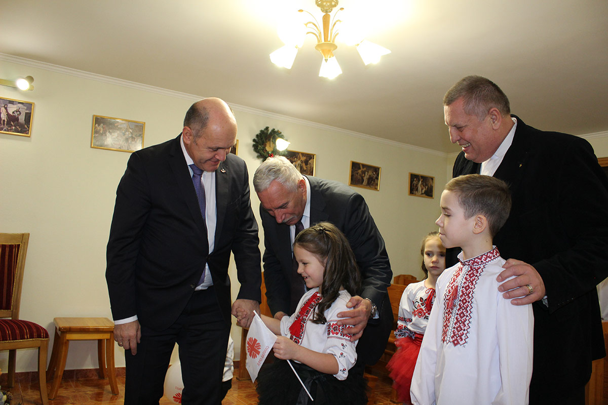 Президент Парламенту Австрії Вольфганг Соботка зіграв «Тиху ніч» для дітей в дитячому будинку Карітас-Спес