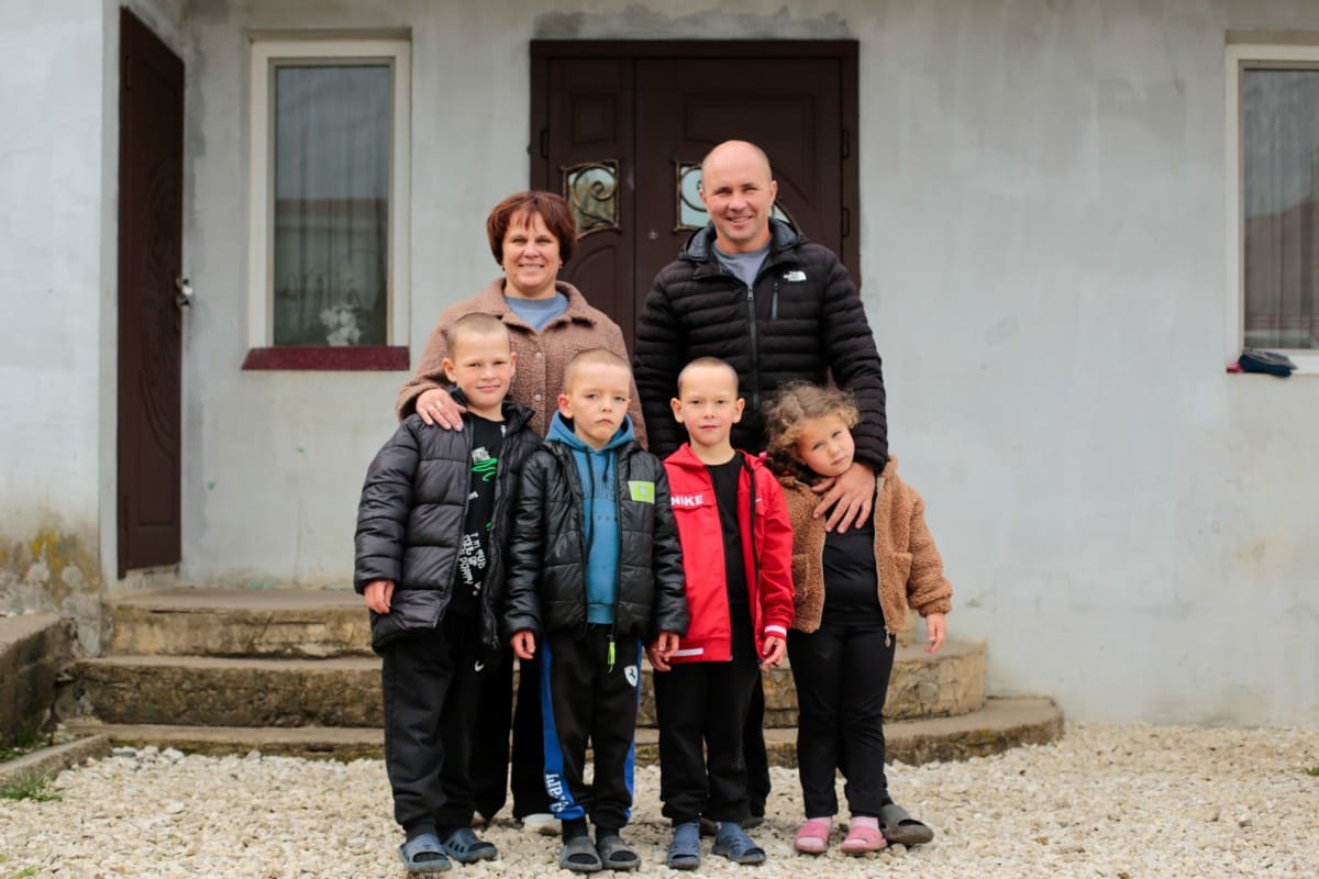 «Ці діти – наші»: подружжя з Хмельниччини, яке взяло в родину трьох хлопців»