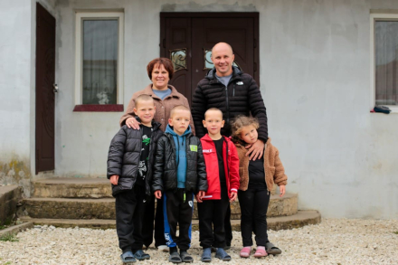 «Ці діти – наші»: подружжя з Хмельниччини, яке взяло в родину трьох хлопців»