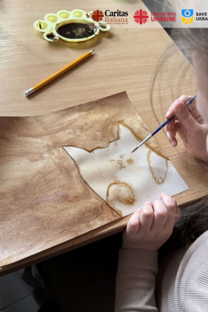 ТВОРЧІСТЬ, ЩО ЛІКУЄ: АРТ-ТЕРАПІЯ ДЛЯ ЕВАКУЙОВАНИХ РОДИН НА КЕМПІ HOPE